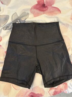 Lululemon black foil shorts sz 4